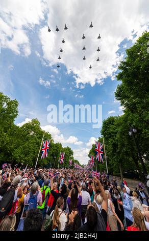 The Mall, Londres, Royaume-Uni. 2 juin 2022. Le Queen’s Birthday Flypast au-dessus du Mall comprenait une formation de 70 d’avions de chasse Eurofighter Typhoon de la Royal Air Force Banque D'Images