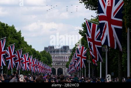 The Mall, Londres, Royaume-Uni. 2 juin 2022. Le Queen’s Birthday Flypast au-dessus du Mall comprenait une formation de 70 d’avions de chasse Eurofighter Typhoon de la Royal Air Force Banque D'Images