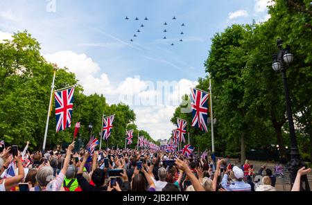 The Mall, Londres, Royaume-Uni. 2 juin 2022. Le Queen’s Birthday Flypast au-dessus du Mall comprenait une formation de 70 d’avions de chasse Eurofighter Typhoon de la Royal Air Force Banque D'Images