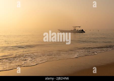 Tôt le matin, vue sur un bateau de pêche ancré plus près de la rive dans l'émirat de Fujairah, Émirats arabes Unis. Banque D'Images