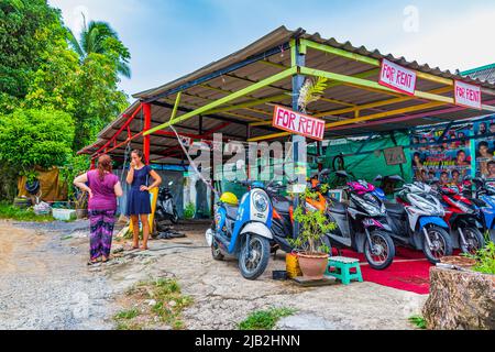 Koh Samui Thaïlande 25. Mai 2018 route de rue pittoresque avec des marchés restaurants bâtiments voitures et personnes à Bo Phut sur l'île de Koh Samui i Banque D'Images