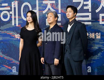 Séoul, Corée du Sud. 2nd juin 2022. (De gauche à droite) l'actrice chinoise Tang Wei, le réalisateur sud-coréen Park Chan-wook et l'acteur Park Hae-il, à droite, posent pour des photos lors d'une conférence de presse pour promouvoir le film « décision de quitter » à Séoul, en Corée du Sud sur 2 juin 2022. Le film doit être sorti en Corée du Sud sur 29 juin. (Photo de Lee Young-ho/Sipa USA) crédit: SIPA USA/Alay Live News Banque D'Images