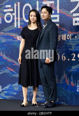 Séoul, Corée du Sud. 2nd juin 2022. (De gauche à droite) l'actrice chinoise Tang Wei, l'acteur sud-coréen Park Hae-il, à droite, pose pour des photos lors d'une conférence de presse pour promouvoir le film « décision de quitter » à Séoul, en Corée du Sud sur 2 juin 2022. Le film doit être sorti en Corée du Sud sur 29 juin. (Photo de Lee Young-ho/Sipa USA) crédit: SIPA USA/Alay Live News Banque D'Images