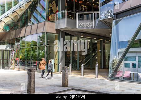 Deux femmes entrant dans One New change, St Paul, un développement de bureau et de vente au détail au coeur de la ville de Londres, EC4 Banque D'Images