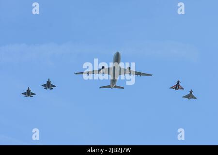 Charing Cross, Londres, Royaume-Uni. 2nd juin 2022. FRAF Red Arches flipast pour le Jubilé de la Reine 2022. Crédit : voir Li/Picture Capital/Alamy Live News Banque D'Images