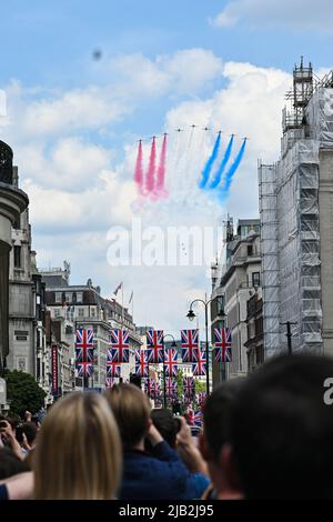 Charing Cross, Londres, Royaume-Uni. 2nd juin 2022. FRAF Red Arches flipast pour le Jubilé de la Reine 2022. Crédit : voir Li/Picture Capital/Alamy Live News Banque D'Images