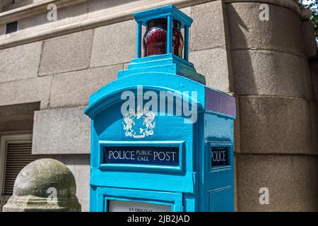 Une boîte téléphonique d'appel public de la police historique désutilisée près de Postman's Park sur Aldersgate St dans la ville de Londres, EC1 Banque D'Images