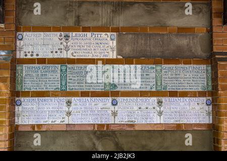 Tablettes dédiées aux personnes qui ont perdu leur vie en essayant de sauver d'autres personnes au Watts Memorial à Heroic Self-sacrifice dans Postman's Park, Londres Banque D'Images