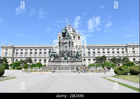 Vienne, Autriche. Maria Theresa Monument sur la place Maria Theresa. En arrière-plan le Musée d'Histoire naturelle Banque D'Images