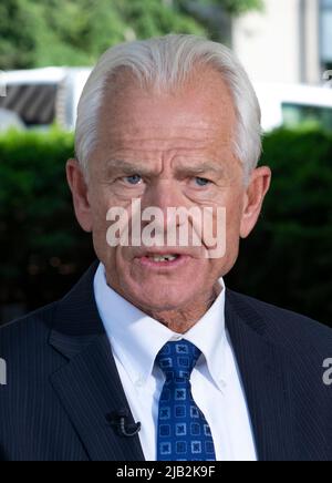 Peter Navarro, ancien directeur du commerce et de la politique industrielle et ancien directeur du Conseil national du commerce de la Maison Blanche, Qui vient de présenter un procès au tribunal de district des États-Unis pour déclarer la commission 6 janvier nulle et non avenue, est interviewé à l'extérieur du palais de justice à Washington, DC le mardi, 31 mai 2022.Credit: Ron Sachs / CNP / Sipa Etats-Unis (RESTRICTION: PAS de journaux ou journaux New York ou New Jersey dans un rayon de 75 km de New York) Banque D'Images