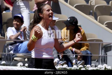 Daria Kasatkina, de Russie, célèbre sa victoire au cours du 11 jour de Roland-Garros 2022, Open de France 2022, deuxième tournoi de tennis du Grand Chelem de la saison sur 1 juin 2022 au stade Roland-Garros à Paris, France - photo: Jean Catuffe/DPPI/LiveMedia Banque D'Images