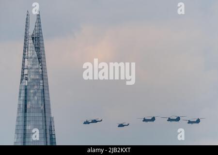 Londres, Royaume-Uni. 2nd juin 2022. Jubilé de platine : Royal Air Force Flypast. Jusqu'à 70 avions RAF survolent la ville en route vers le Palais de Buckingham dans un défilé de six minutes avec des hélicoptères Puma et Chinook (illustrés, passant le Shard) dans le cadre du premier jour des célébrations du Jubilé de platine. Le typast comprend plus de trois fois le nombre d'avions qui ont participé au dernier défilé de la Reine en 2019. Credit: Guy Corbishley/Alamy Live News Banque D'Images