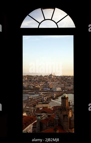 Vue sur Istanbul par une fenêtre voûtée gothique Banque D'Images