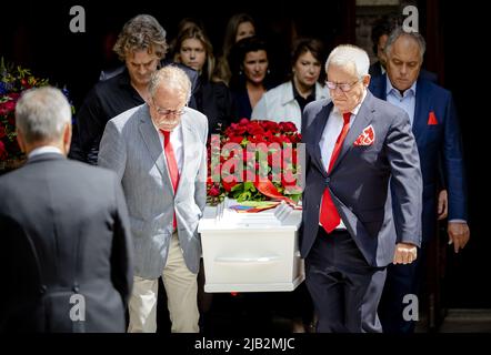 2022-06-02 13:36:11 LAREN - les membres de la famille portent le cercueil avec la fréquence feu de Willibord de la basilique Saint-Jean après ses funérailles. Frequin meurt à l'âge de 80 ans des effets de Parkinson. ANP ROBIN VAN LONKHUIJSEN pays-bas sortie - belgique sortie Banque D'Images