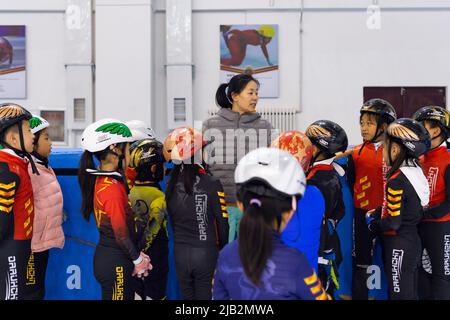 (220602) -- QITAIHE, 2 juin 2022 (Xinhua) -- Han Mei, entraîneur de l'école de sports amateur de patinage de vitesse sur piste courte de Qitaihe Juvenile guide les jeunes athlètes pendant une séance d'entraînement au centre sportif de Qitaihe à Qitaihe, dans la province de Heilongjiang, au nord-est de la Chine, à 30 mai 2022. La ville de Qitaihe, dans la province de Heilongjiang, célèbre pour ses talents de patinage de vitesse sur piste courte, a formé 10 champions du monde dont Yang Yang, Wang Meng et Fan Kexin. Des générations de coachs de la ville se sont efforcés de découvrir et de former de jeunes talents pour le patinage de vitesse sur piste courte. (Xinhua/Xie Jianfei) Banque D'Images