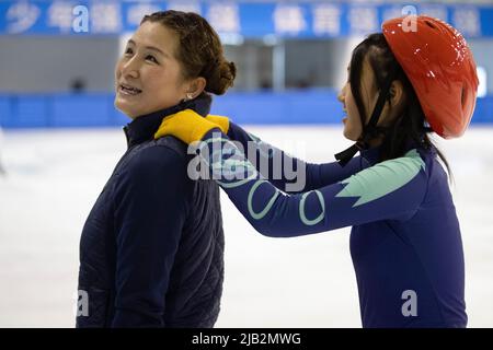 (220602) -- QITAIHE, 2 juin 2022 (Xinhua) -- Zhang Jie, entraîneur du Qitaihe Vocational College, est dédré par un jeune athlète lors d'une séance d'entraînement au Qitaihe Sports Center, dans la ville de Qitaihe, dans la province de Heilongjiang, au nord-est de la Chine, à 31 mai 2022. La ville de Qitaihe, dans la province de Heilongjiang, célèbre pour ses talents de patinage de vitesse sur piste courte, a formé 10 champions du monde dont Yang Yang, Wang Meng et Fan Kexin. Des générations de coachs de la ville se sont efforcés de découvrir et de former de jeunes talents pour le patinage de vitesse sur piste courte. (Xinhua/Zhang Tao) Banque D'Images