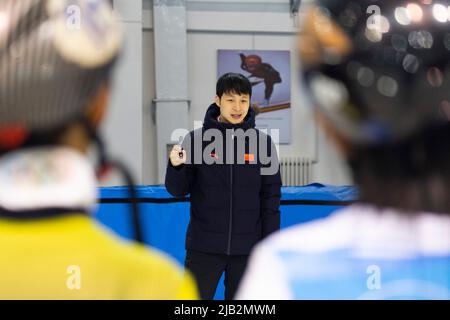 (220602) -- QITAIHE, 2 juin 2022 (Xinhua) -- Zhang Lizeng, entraîneur de l'école de sports amateur de patinage de vitesse sur piste courte de Qitaihe pour mineurs, guide les jeunes athlètes lors d'une séance d'entraînement au centre sportif de Qitaihe à Qitaihe, dans la province de Heilongjiang, au nord-est de la Chine, à 30 mai 2022. La ville de Qitaihe, dans la province de Heilongjiang, célèbre pour ses talents de patinage de vitesse sur piste courte, a formé 10 champions du monde dont Yang Yang, Wang Meng et Fan Kexin. Des générations de coachs de la ville se sont efforcés de découvrir et de former de jeunes talents pour le patinage de vitesse sur piste courte. (Xinhua/Xie Jianfei) Banque D'Images