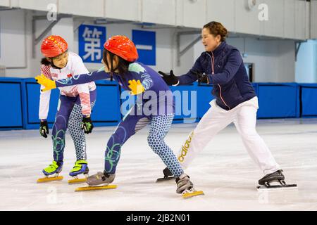 (220602) -- QITAIHE, 2 juin 2022 (Xinhua) -- Zhang Jie, entraîneur du Qitaihe Vocational College, guide les jeunes athlètes lors d'une séance d'entraînement au Qitaihe Sports Centre, dans la ville de Qitaihe, dans la province de Heilongjiang, au nord-est de la Chine, à 31 mai 2022. La ville de Qitaihe, dans la province de Heilongjiang, célèbre pour ses talents de patinage de vitesse sur piste courte, a formé 10 champions du monde dont Yang Yang, Wang Meng et Fan Kexin. Des générations de coachs de la ville se sont efforcés de découvrir et de former de jeunes talents pour le patinage de vitesse sur piste courte. (Xinhua/Xie Jianfei) Banque D'Images