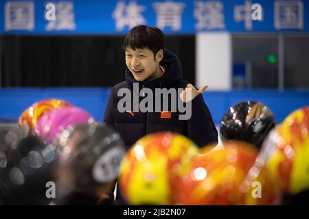 (220602) -- QITAIHE, 2 juin 2022 (Xinhua) -- Zhang Lizeng, entraîneur de l'école de sports amateur de patinage de vitesse sur piste courte de Qitaihe pour mineurs, guide les jeunes athlètes lors d'une séance d'entraînement au centre sportif de Qitaihe à Qitaihe, dans la province de Heilongjiang, au nord-est de la Chine, à 30 mai 2022. La ville de Qitaihe, dans la province de Heilongjiang, célèbre pour ses talents de patinage de vitesse sur piste courte, a formé 10 champions du monde dont Yang Yang, Wang Meng et Fan Kexin. Des générations de coachs de la ville se sont efforcés de découvrir et de former de jeunes talents pour le patinage de vitesse sur piste courte. (Xinhua/Zhang Tao) Banque D'Images