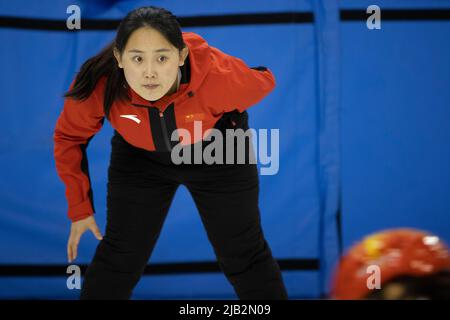 (220602) -- QITAIHE, 2 juin 2022 (Xinhua) -- Wang Shuli, entraîneur de l'école de sports amateur de patinage de vitesse sur piste courte de Qitaihe Juvenile guide les jeunes athlètes lors d'une séance d'entraînement au centre sportif de Qitaihe à Qitaihe, dans la province de Heilongjiang, au nord-est de la Chine, à 30 mai 2022. La ville de Qitaihe, dans la province de Heilongjiang, célèbre pour ses talents de patinage de vitesse sur piste courte, a formé 10 champions du monde dont Yang Yang, Wang Meng et Fan Kexin. Des générations de coachs de la ville se sont efforcés de découvrir et de former de jeunes talents pour le patinage de vitesse sur piste courte. (Xinhua/Zhang Tao) Banque D'Images