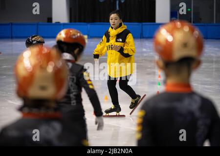 (220602) -- QITAIHE, 2 juin 2022 (Xinhua) -- Xu Zichun, entraîneur de l'École d'athlétisme amateur de jeunesse de Boli, guide les jeunes athlètes lors d'une séance d'entraînement au centre sportif de Qitaihe, dans la ville de Qitaihe, dans la province de Heilongjiang, dans le nord-est de la Chine, à 30 mai 2022. La ville de Qitaihe, dans la province de Heilongjiang, célèbre pour ses talents de patinage de vitesse sur piste courte, a formé 10 champions du monde dont Yang Yang, Wang Meng et Fan Kexin. Des générations de coachs de la ville se sont efforcés de découvrir et de former de jeunes talents pour le patinage de vitesse sur piste courte. (Xinhua/Zhang Tao) Banque D'Images