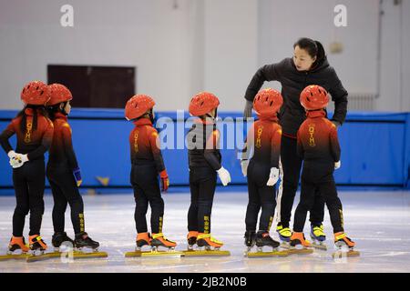 (220602) -- QITAIHE, 2 juin 2022 (Xinhua) -- Xie Huihui, entraîneur du Qitaihe Vocational College, guide les jeunes athlètes lors d'une séance d'entraînement au Qitaihe Sports Centre, dans la ville de Qitaihe, dans la province de Heilongjiang, dans le nord-est de la Chine, à 30 mai 2022. La ville de Qitaihe, dans la province de Heilongjiang, célèbre pour ses talents de patinage de vitesse sur piste courte, a formé 10 champions du monde dont Yang Yang, Wang Meng et Fan Kexin. Des générations de coachs de la ville se sont efforcés de découvrir et de former de jeunes talents pour le patinage de vitesse sur piste courte. (Xinhua/Zhang Tao) Banque D'Images