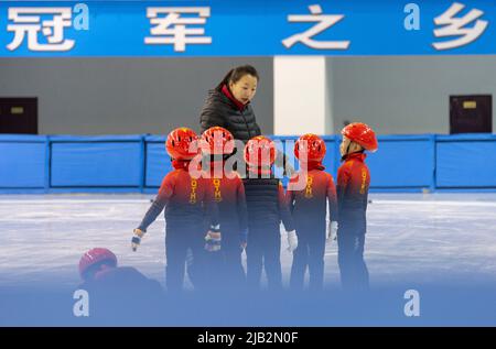 (220602) -- QITAIHE, 2 juin 2022 (Xinhua) -- Xie Huihui, entraîneur du Qitaihe Vocational College, guide les jeunes athlètes lors d'une séance d'entraînement au Qitaihe Sports Centre, dans la ville de Qitaihe, dans la province de Heilongjiang, dans le nord-est de la Chine, à 30 mai 2022. La ville de Qitaihe, dans la province de Heilongjiang, célèbre pour ses talents de patinage de vitesse sur piste courte, a formé 10 champions du monde dont Yang Yang, Wang Meng et Fan Kexin. Des générations de coachs de la ville se sont efforcés de découvrir et de former de jeunes talents pour le patinage de vitesse sur piste courte. (Xinhua/Xie Jianfei) Banque D'Images