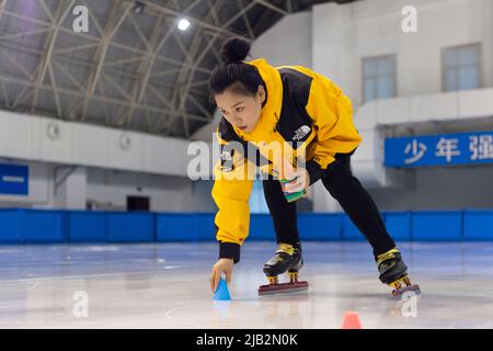 (220602) -- QITAIHE, 2 juin 2022 (Xinhua) -- Xu Zichun, entraîneur de l'école d'athlétisme amateur de la jeunesse de Boli, prépare une séance de formation au centre sportif de Qitaihe, dans la ville de Qitaihe, dans la province de Heilongjiang, au nord-est de la Chine, au 30 mai 2022. La ville de Qitaihe, dans la province de Heilongjiang, célèbre pour ses talents de patinage de vitesse sur piste courte, a formé 10 champions du monde dont Yang Yang, Wang Meng et Fan Kexin. Des générations de coachs de la ville se sont efforcés de découvrir et de former de jeunes talents pour le patinage de vitesse sur piste courte. (Xinhua/Xie Jianfei) Banque D'Images