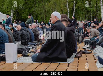 Kazan, Russie. 20 mai 2022. Un musulman âgé aux cheveux gris à la prière. Participation à la prière de masse. Banque D'Images