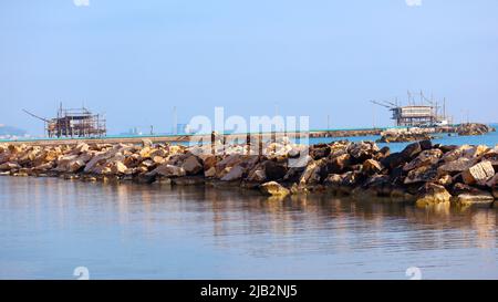 Côte du Trabocchi, Trabocco à Marina di San Vito Chietino, Abruzzes, Italie. Le Trabocco est une maison de pêche traditionnelle en bois Banque D'Images