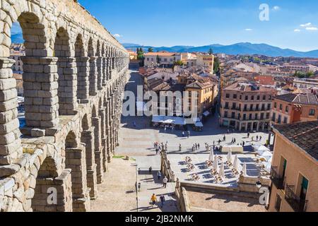 Restaurants à l'aqueduc romain de Segovia, Espagne Banque D'Images