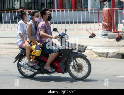 SAMUT PRAKAN, THAÏLANDE, APR 16 2022, l'homme avec deux femmes roule ensemble sur une seule moto Banque D'Images