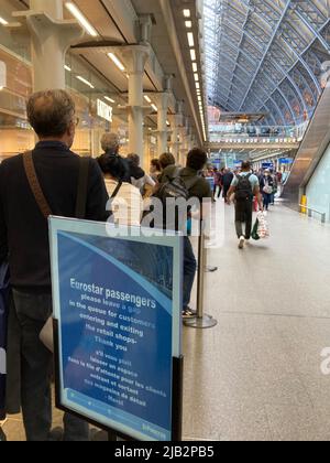 Voyagez dans le chaos pour les passagers voyageant sur le train Eurostar depuis la gare St Pancras de Londres tandis que des files d'attente de voyageurs se forment à l'intérieur et à l'extérieur de la gare. Les passagers ont dû faire face à des retards de deux à quatre heures et à des perturbations dans les plans de vacances. Banque D'Images