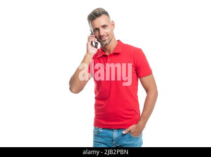 homme positif en chemise rouge parlant sur smartphone isolé sur fond blanc Banque D'Images