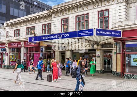 Les gens à l'extérieur de la gare de Farringdon sur le métro de Londres, qui dessert le Circle, Metropolitan et Hammersmith & City Line Cowcross St, Londres EC1 Banque D'Images