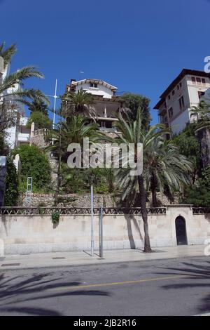 Espagne, Iles Baléares, Majorque, Palma de Majorque, Maison donnant sur la marina avec jardin à gradins. Banque D'Images