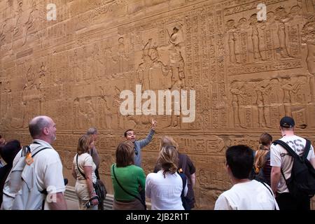 Égypte, EdfuTourist guide à l'œuvre dans le tempel d'Edfu dédié au dieu Horus. À l'époque, les chrétiens étaient au pouvoir les traits faciaux de l'ima Banque D'Images