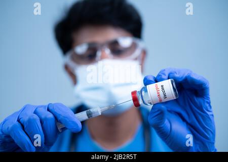 Gros plan du médecin avec le vaccin contre la variole du singe en utilisant avec une seringue à l'hôpital - concept de traitement et de médicament de santé. Banque D'Images