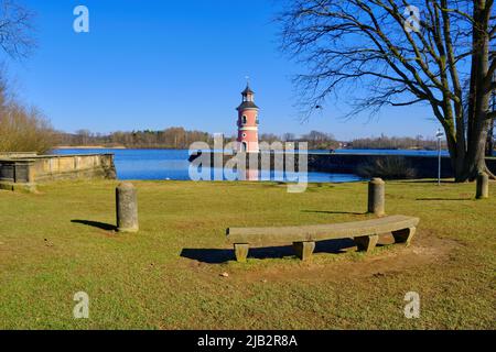 Moritzburg près de Dresde, Saxe, Allemagne, 1 mars 2022: Le phare de Moritzburg au Grand bassin de Moritzburg a été érigé au 18th siècle. Banque D'Images