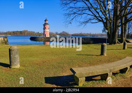 Moritzburg près de Dresde, Saxe, Allemagne, 1 mars 2022: Le phare de Moritzburg au Grand bassin de Moritzburg a été érigé au 18th siècle. Banque D'Images