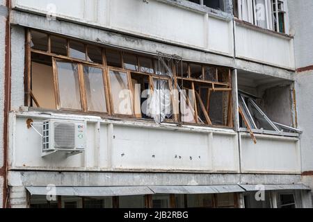 KHARKIV, UKRAINE - 04 mai 2022 : la guerre en Ukraine 2022. Détruit, bombardé et brûlé un bâtiment résidentiel après des missiles russes à Kharkiv Ukraine Banque D'Images