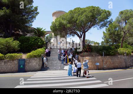 Espagne, Iles Baléares, Majorque, Palma de Majorque, Château Bellver avec fête de mariage prendre des photos sur les marches. Banque D'Images