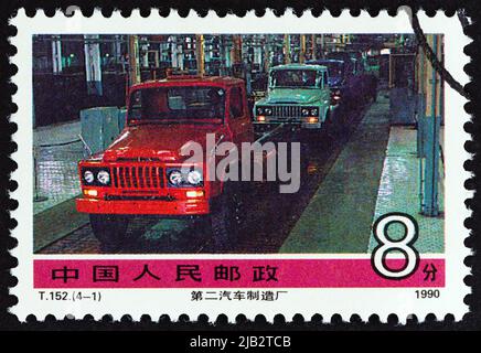 CHINE - VERS 1990: Un timbre imprimé en Chine du numéro "Réalisations de la construction socialiste" montre la deuxième usine automobile, vers 1990. Banque D'Images