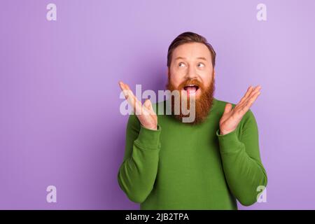 Photo de bonne humeur surjoyée impressionné Guy voir shopping vente promotion publicité isolée sur fond violet couleur Banque D'Images