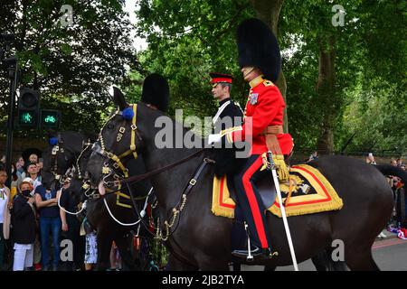 Londres, Royaume-Uni. 02nd juin 2022. Des milliers de personnes se sont tournées dans le centre de Londres alors que les célébrations commencent pour le Jubilé de platine de la Reine, un événement sans précédent dans l'histoire britannique (photo de Laura Chiesa/Pacific Press) Credit: Pacific Press Media production Corp./Alay Live News Banque D'Images