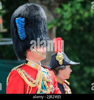 Londres, Royaume-Uni. 02nd juin 2022. Prince William et la princesse Ann à cheval. Plus de 1 400 soldats en parachute, 200 chevaux et 400 musiciens de 10 groupes dans la parade traditionnelle marquent l'anniversaire officiel de la Reine le week-end qui, cette année, voit également son Jubilé de platine. La parade se déplace le long du centre commercial jusqu'à la parade de la garde à cheval, rejointe par des membres de la famille royale à cheval et en voiture et se termine avec le survol traditionnel de la RAF, observé par la famille royale depuis le balcon du Palais de Buckingham. Credit: Imagetraceur/Alamy Live News Banque D'Images