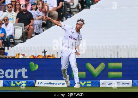 Lord's Cricket Ground, Londres, Royaume-Uni. 2nd juin 2022. Stuart Broad, d'Angleterre, a jeté le ballon dans le crédit de cricket : nouvelles Images /Alamy Live News Banque D'Images