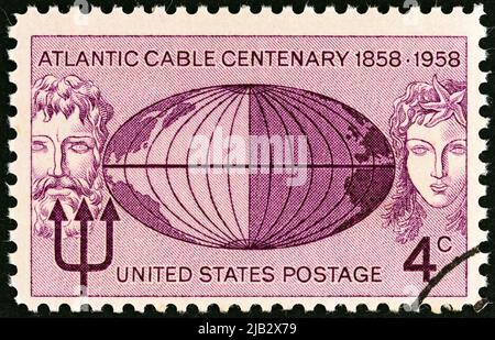 USA - VERS 1958: Un timbre imprimé aux Etats-Unis émis pour le centenaire de l'inauguration de l'Atlantic Cable montre Globe, Neptune et Mermaid, vers 1958. Banque D'Images
