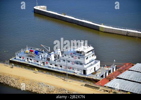 Dubuque, Iowa, États-Unis. Remorqueur poussant les barges à traverser le chenal à l'écluse et au barrage n° 11 sur le fleuve Mississippi. Banque D'Images