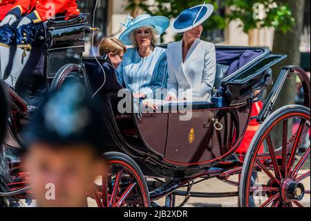 Londres, Royaume-Uni. 2nd juin 2022. Trooping la couleur dans le cadre des célébrations du Jubilé de platine de la Reine jeudi prochain. Les gardes irlandais du bataillon de 1st fournissent leurs nouvelles couleurs. Crédit : Guy Bell/Alay Live News Banque D'Images